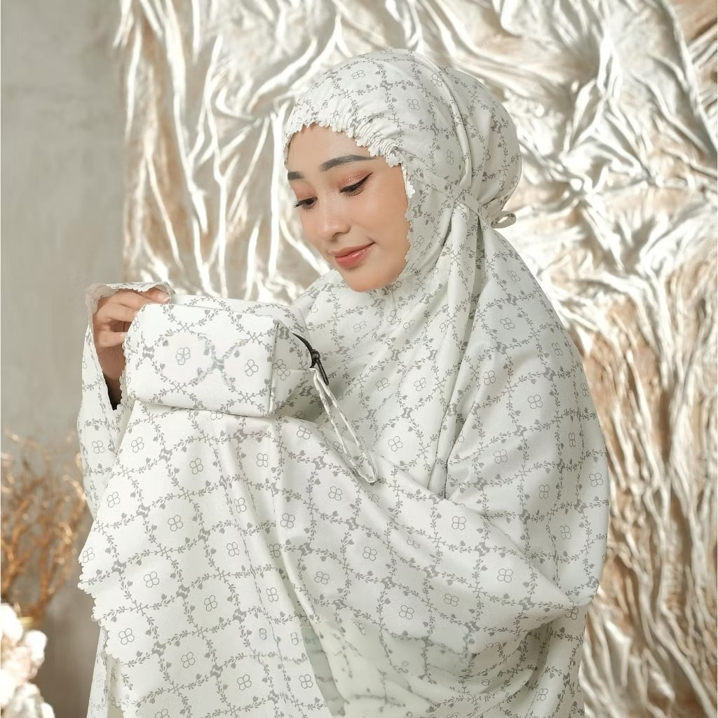 Mukena de voyage fleuri blanc, motif trèfle, porté en détail