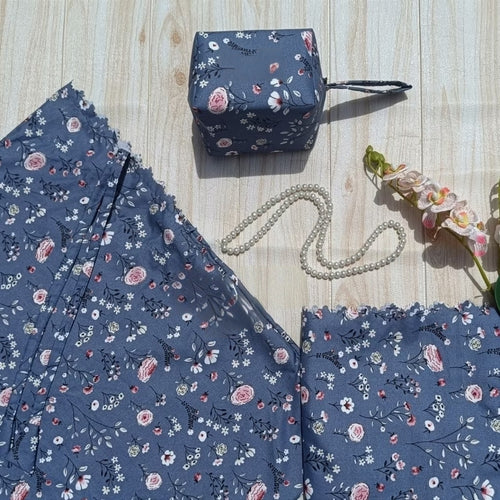 Mukena de voyage fleuri gris-bleu, pochette et tissu