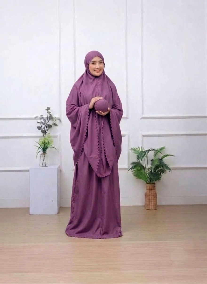 Mukena de voyage uni mauve, porté