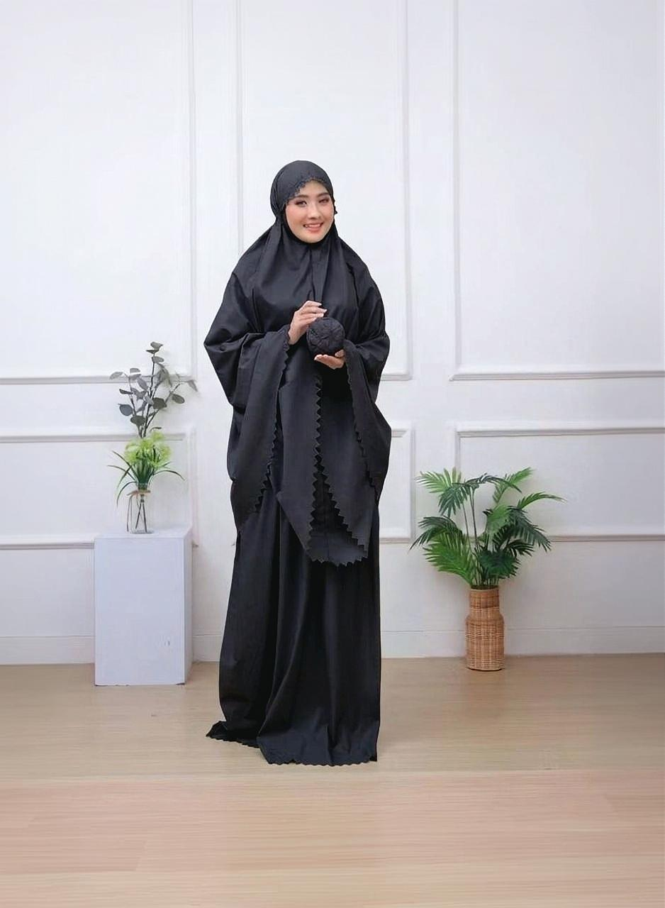Mukena de voyage uni noir, porté