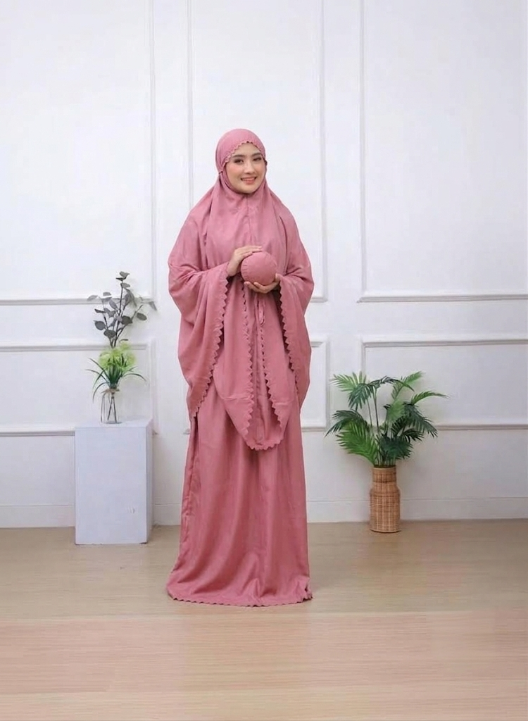 Mukena de voyage uni rose poudré, porté