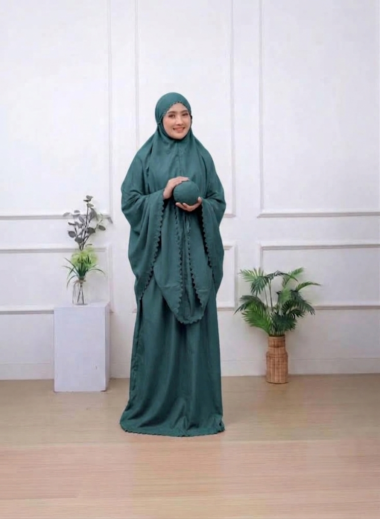 Mukena de voyage uni vert émeraude, porté
