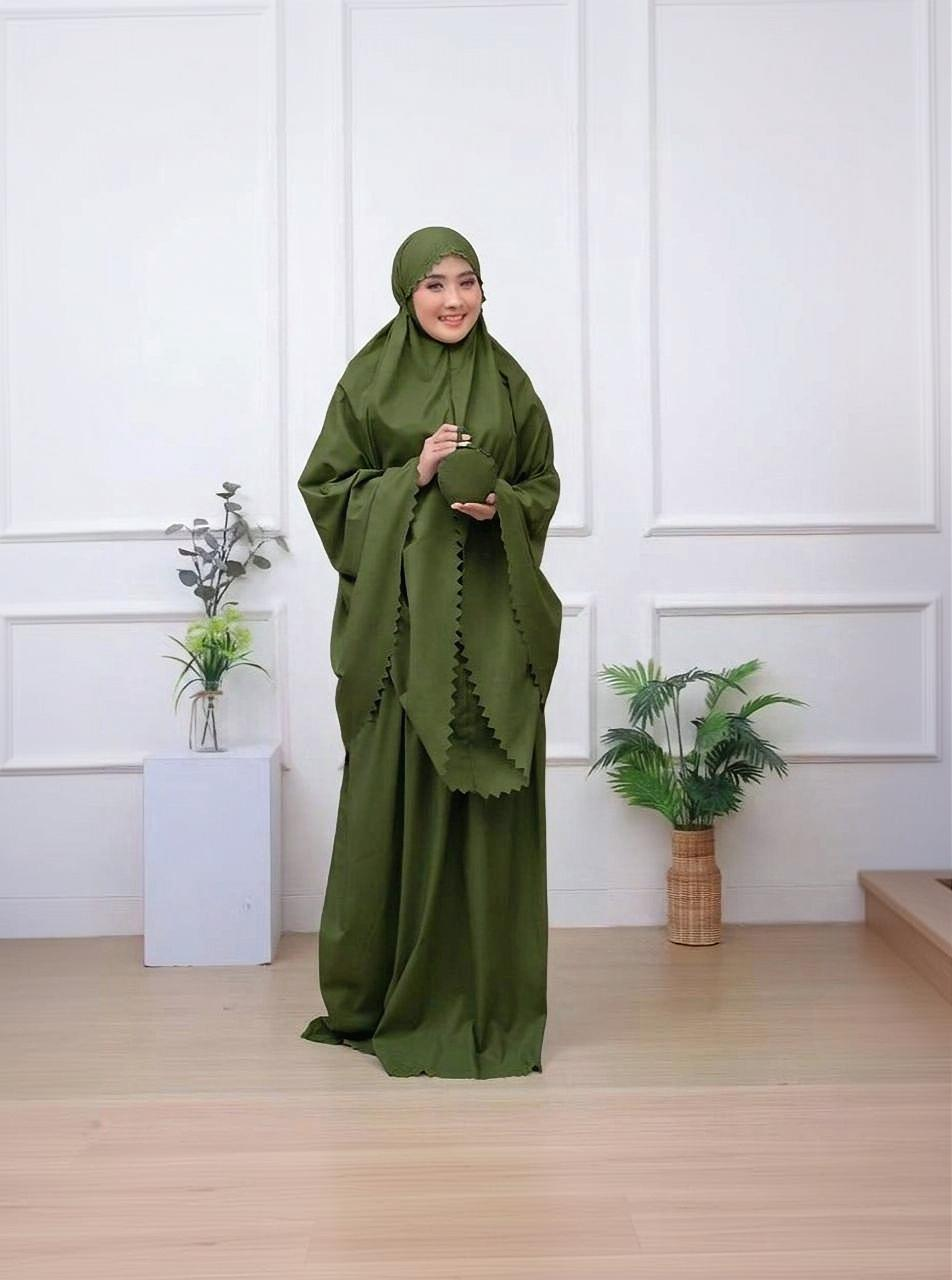 Mukena de voyage uni vert olive, porté