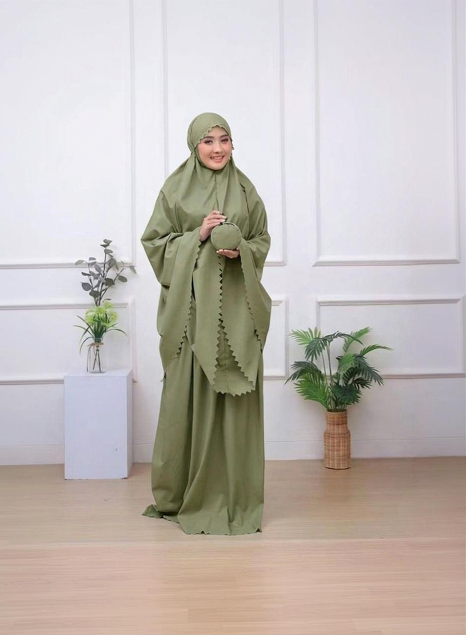 Mukena de voyage uni vert sauge, porté